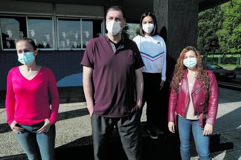 Por la izquierda, María Sánchez (presidenta de la asociación de familias), Javier Sarasola (director del Marcelo Gago), la alumna Marina Robles y la maestra de Pedagogía Terapéutica, Eliana Ugidos, en el patio del centro. | M. V.