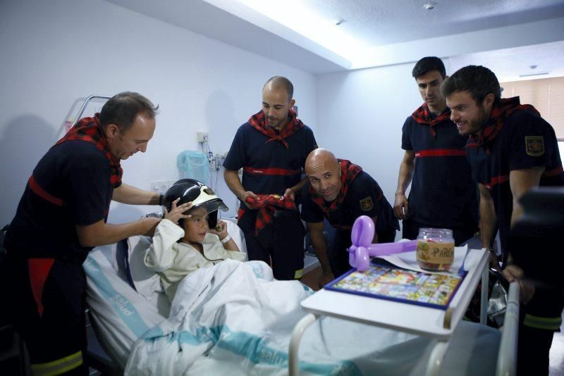 Visitas de cabezudos, bomberos y militares al hospital infantil
