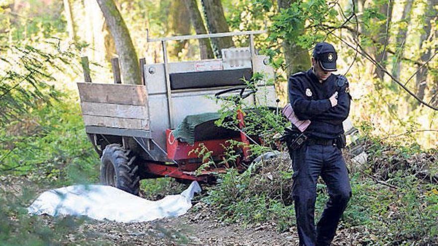 Fallece un octogenario atrapado bajo  el remolque de su tractor en Pontevedra