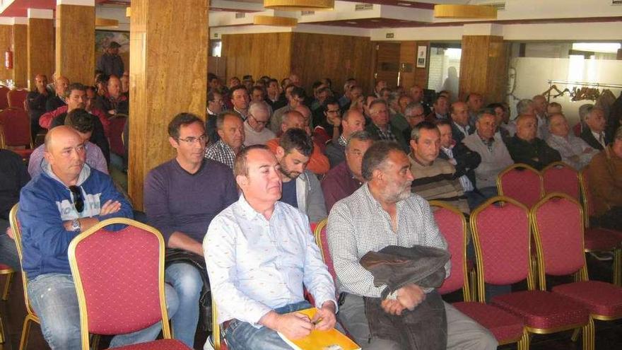 Agricultores de la provincia escuchan con atención las explicaciones sobre la sequía y los pozos.