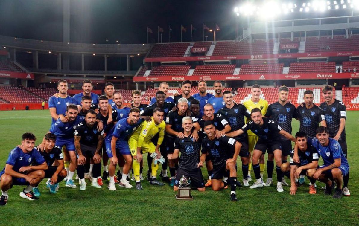 Plantilla del Málaga CF, con el Trofeo Ciudad de Granada. | MÁLAGA CF