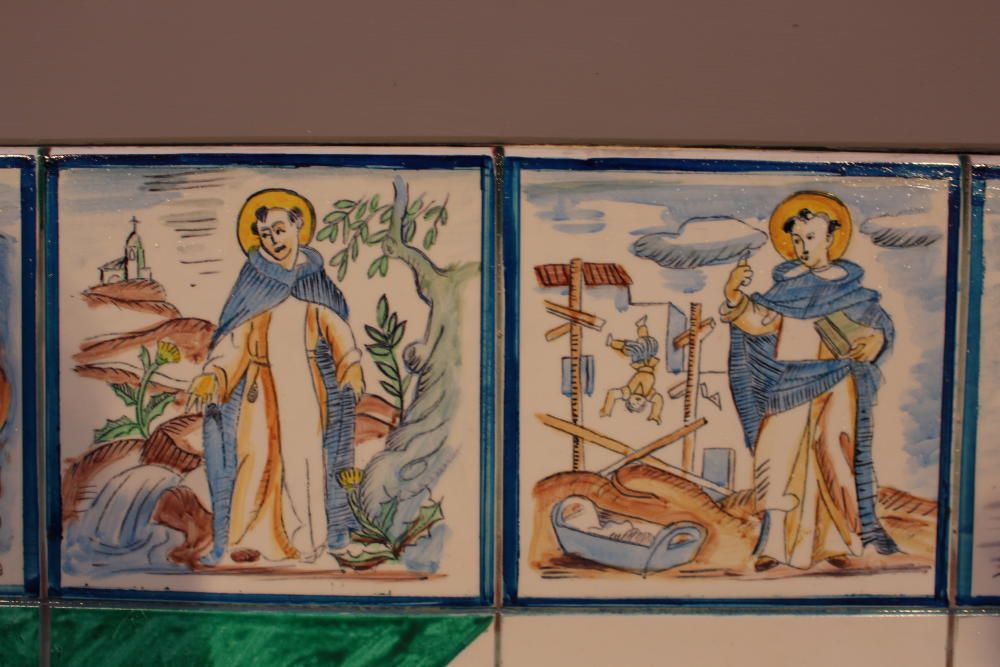 Los mosaicos que reproducen pasajes de la vida del santo, pintados uno a uno.