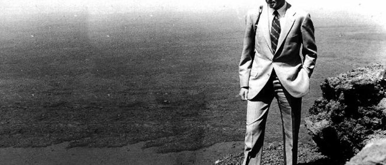 Juan Carlos I pasea por el mirador de Montaña Rajada, en el parque Nacional de Timanfaya, durante una visita junto adoña Sofía a Lanzarote. (L)