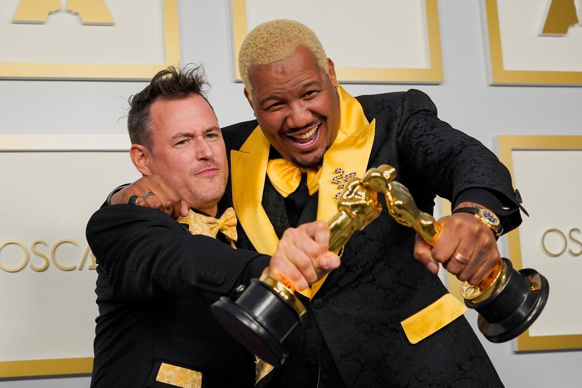 Martin Desmond Roe y Travon Free con sus trajes a juego en los Oscars 2021