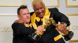 Martin Desmond Roe y Travon Free con sus trajes a juego en los Oscars 2021