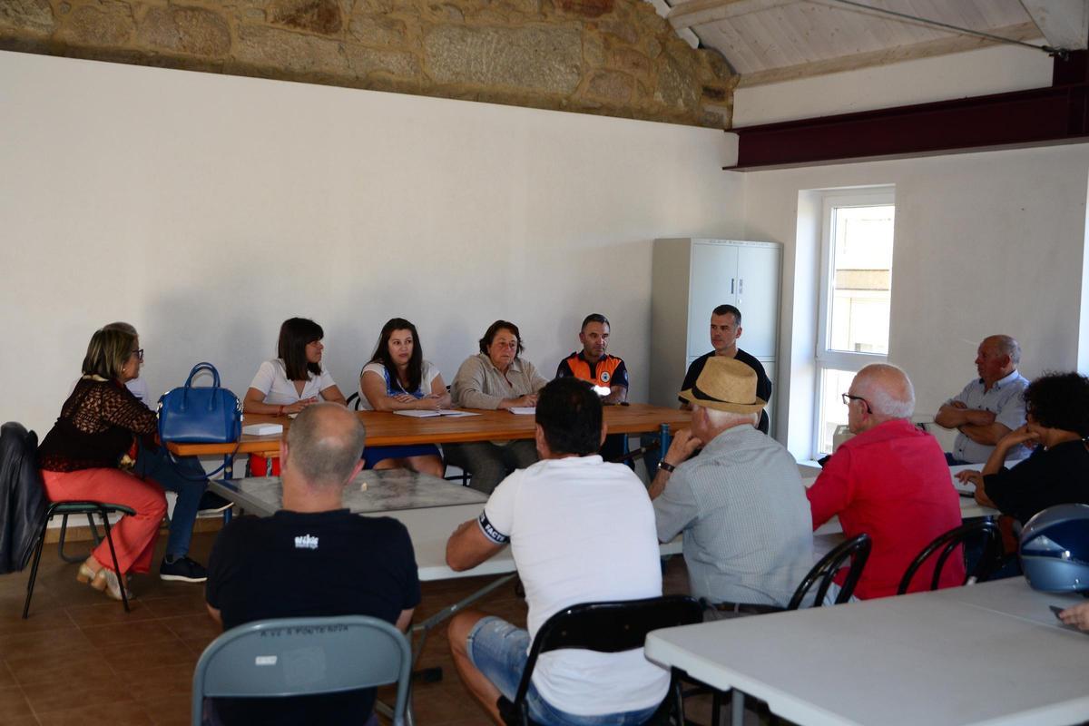 Representantes del Concello de Cangas y de colectivos vecinales de O Hío, en una reciente reunión.