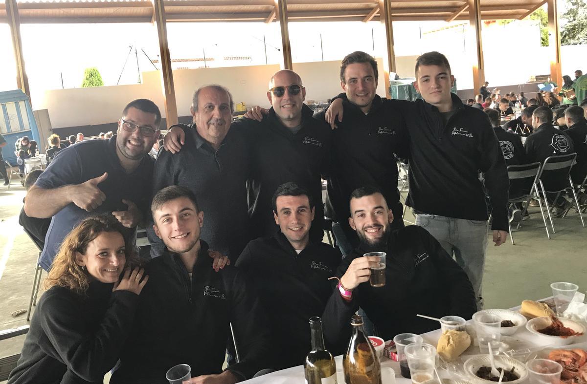 El polideportivo acogió la comida y cena de los integrantes de la peña taurina.