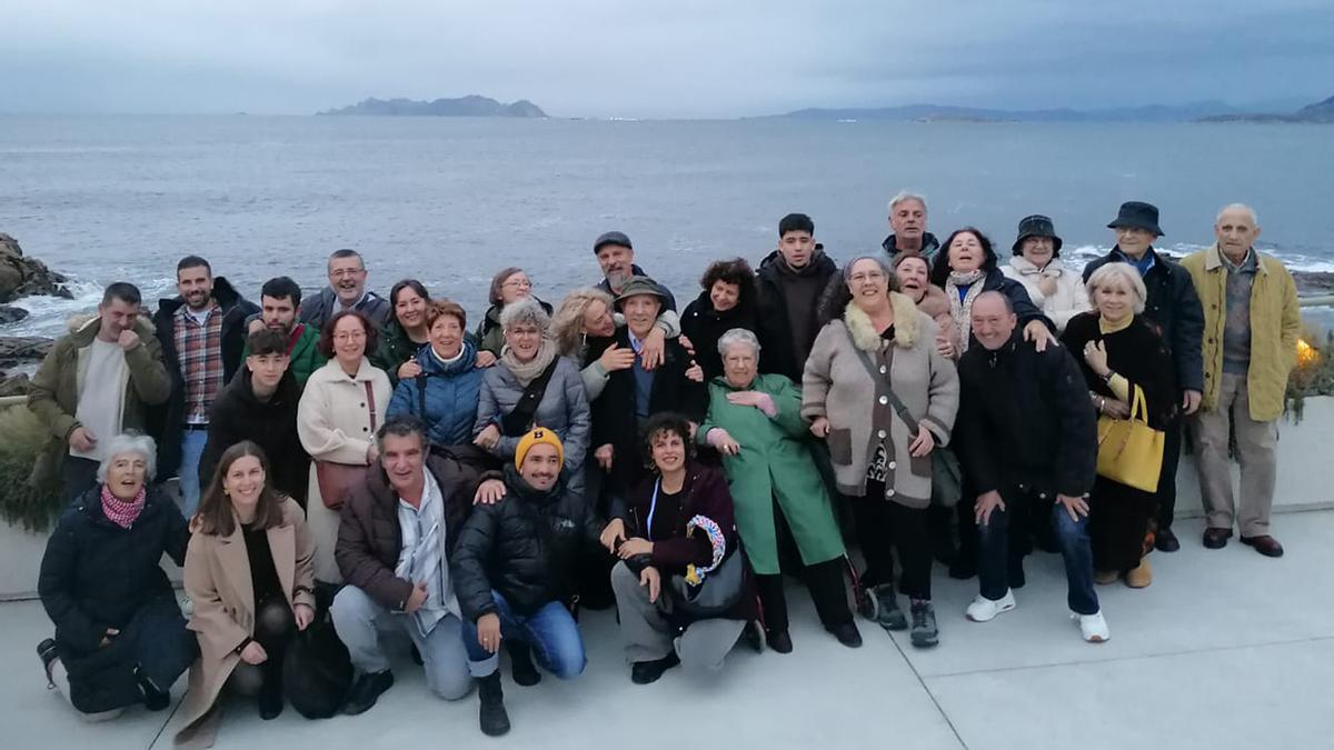 Esteban Cuevas, en el centro, suscriptor de FARO desde hace décadas, celebra su centenario con sus familiares.
