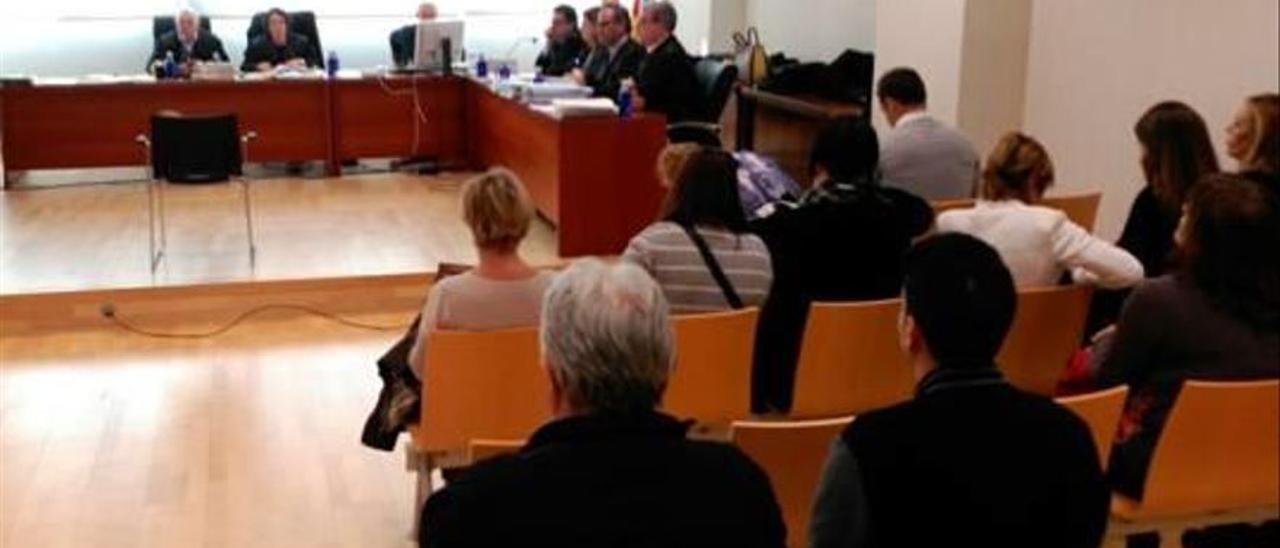 El juicio en el que la mujer y el hijo de Miguel Lloret fueron absueltos de la acusación de asesinato con agravante de parentesco.