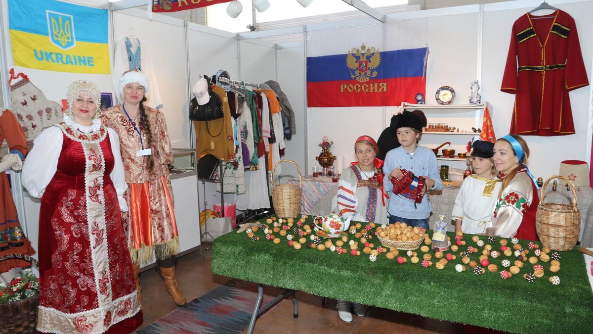 Ciudadanos rusos y ucranianos en una imagen de archivo de la Fira de Pobles celebrada en Ibiza.