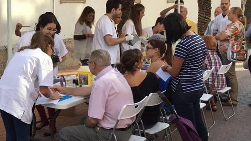 Los estudiantes atendiendo a ciudadanos durante las jornadas.