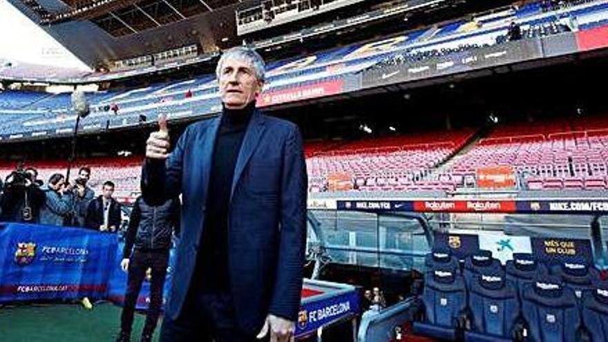 El nou entrenador del Barça trepitjant per primer cop la gespa del Camp Nou.