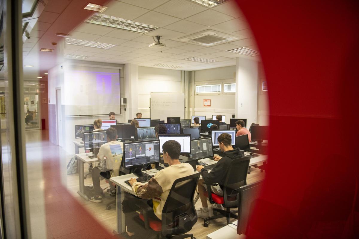 Alumnos, durante una clase en Florida Universitària.