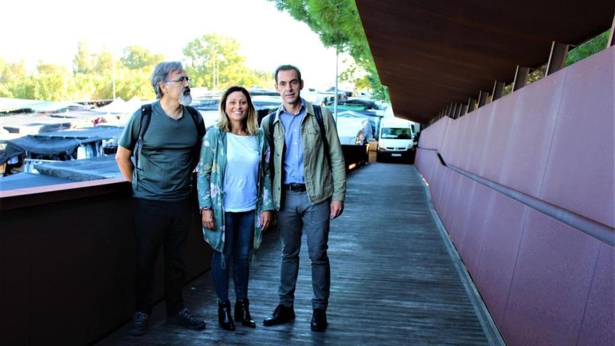 Miembros de IU, en la pasarela de acceso al tanatorio de San Pedro.