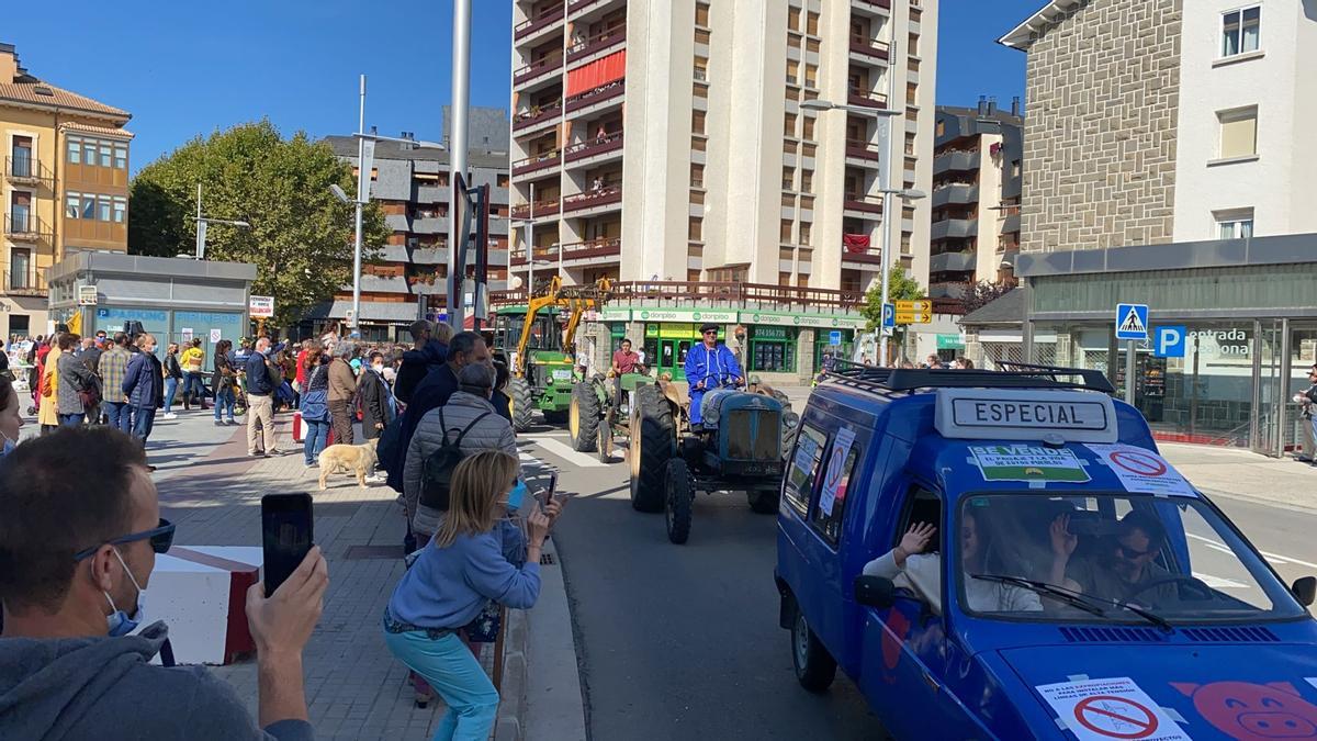 Un momento del recorrido de la caravana de coches y tractores por las calles de Jaca.