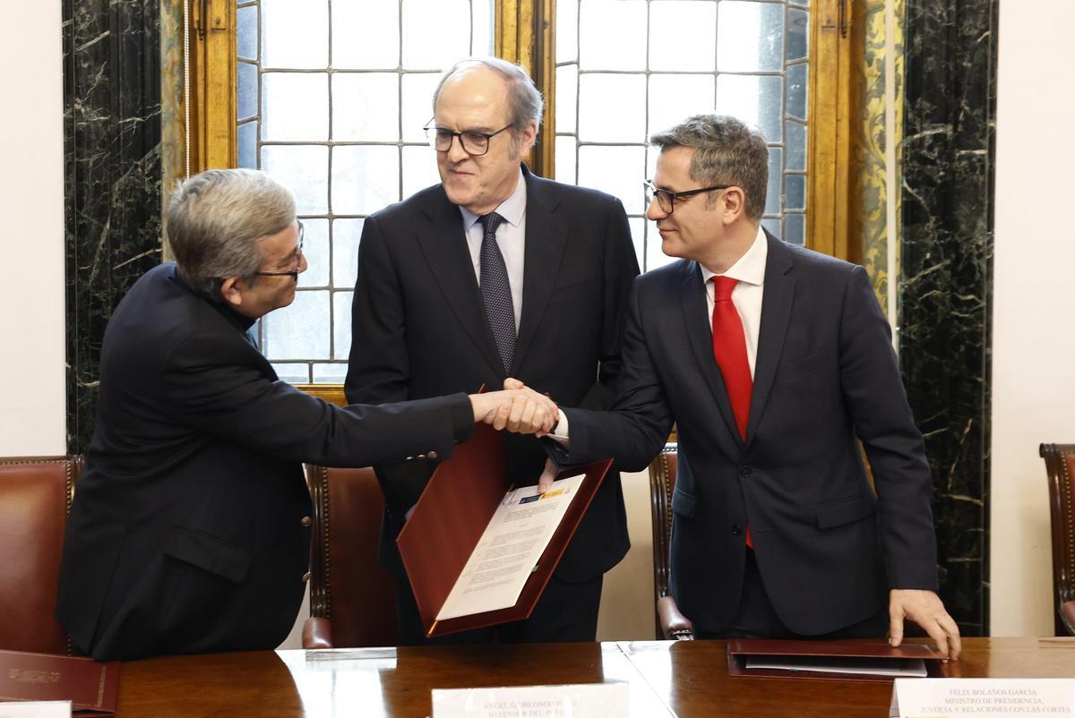 El presidente de la CEE, Luis Argüello, saluda al ministro de la Presidencia, Justicia y Relaciones con las Cortes, Félix Bolaños, delante del Defensor del Pueblo, Ángel Gabilondo.