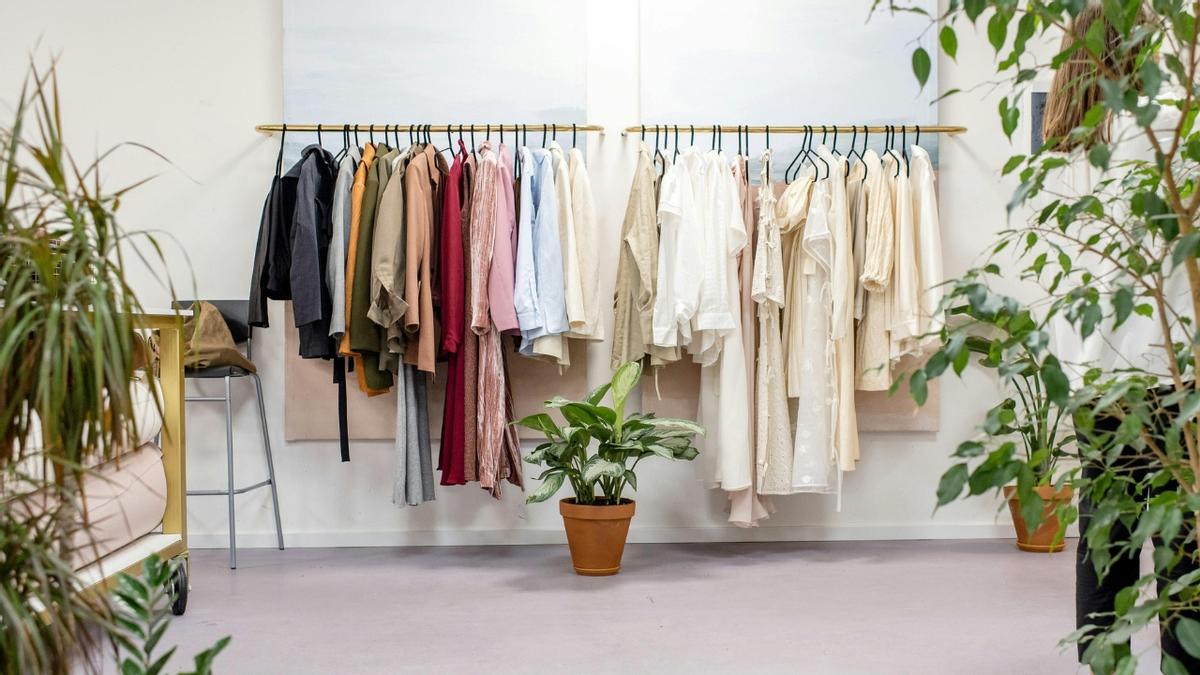 Prendas de ropa en una tienda