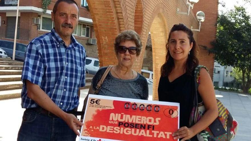 Paquita Méndez (al centre), amb Montse Pont i Emili Ignasi Oliveras.