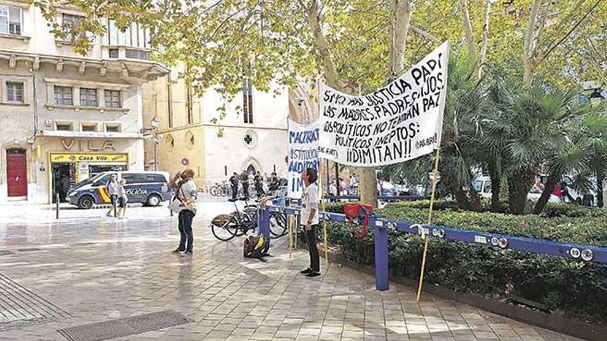Una protesta contra el IMAS en la plaza de Santa Eulàlia.