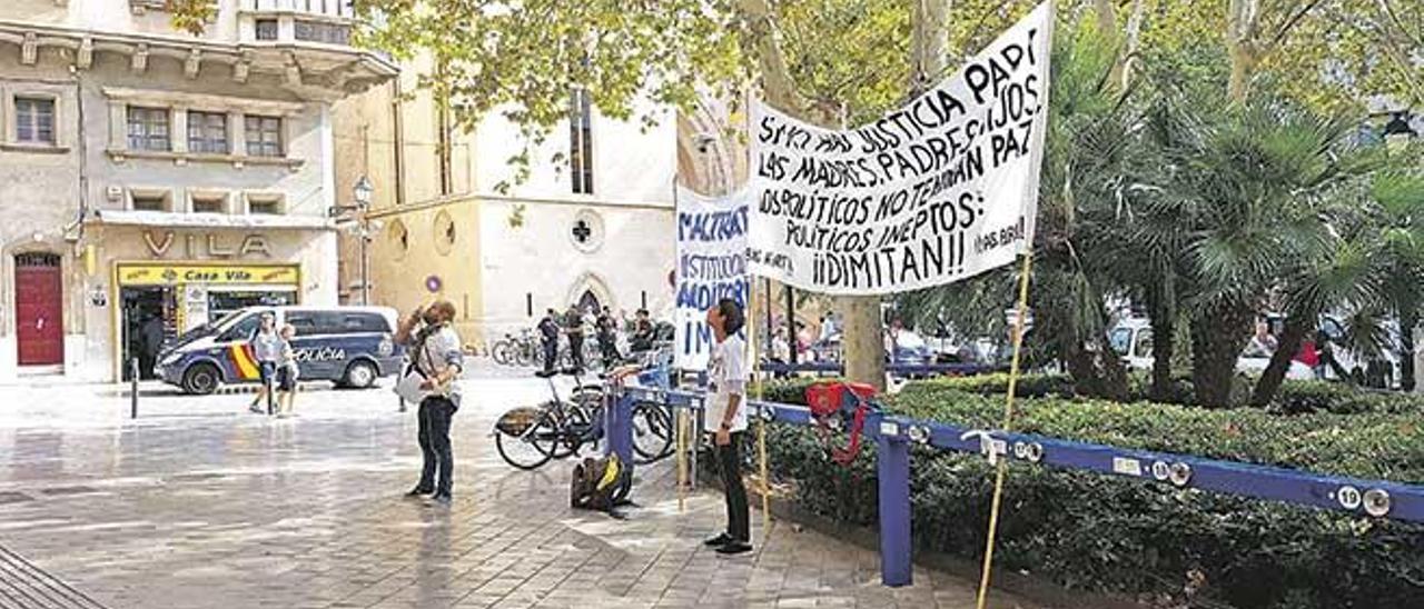 Una protesta contra el IMAS en la plaza de Santa Eulàlia.