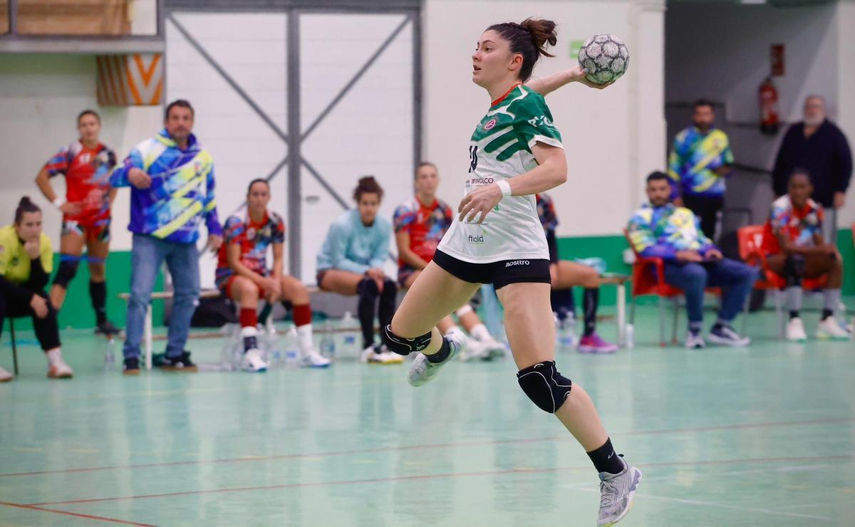 Lucía Vacas lanza a portería.