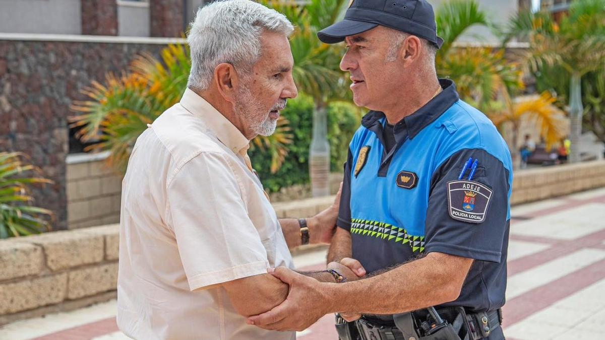 El alcalde de Adeje y el subinspector Ricardo Reyes