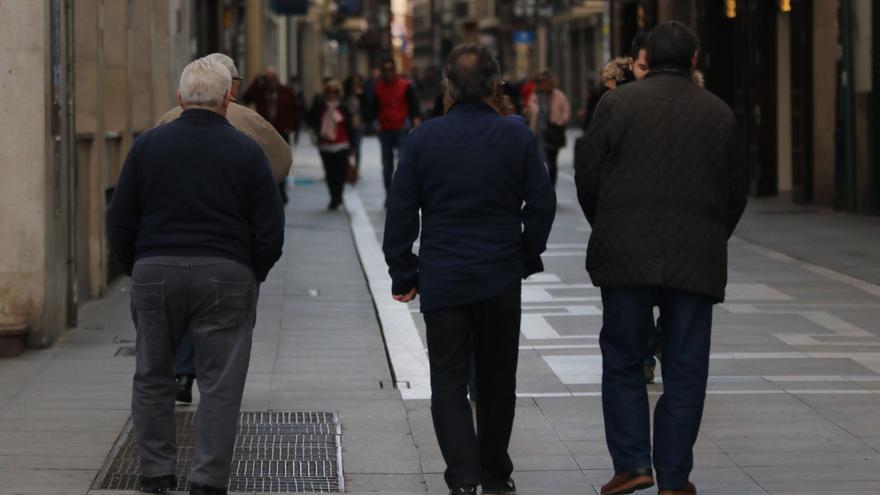 Un grupo de pensionistas pasea por Santa Clara.