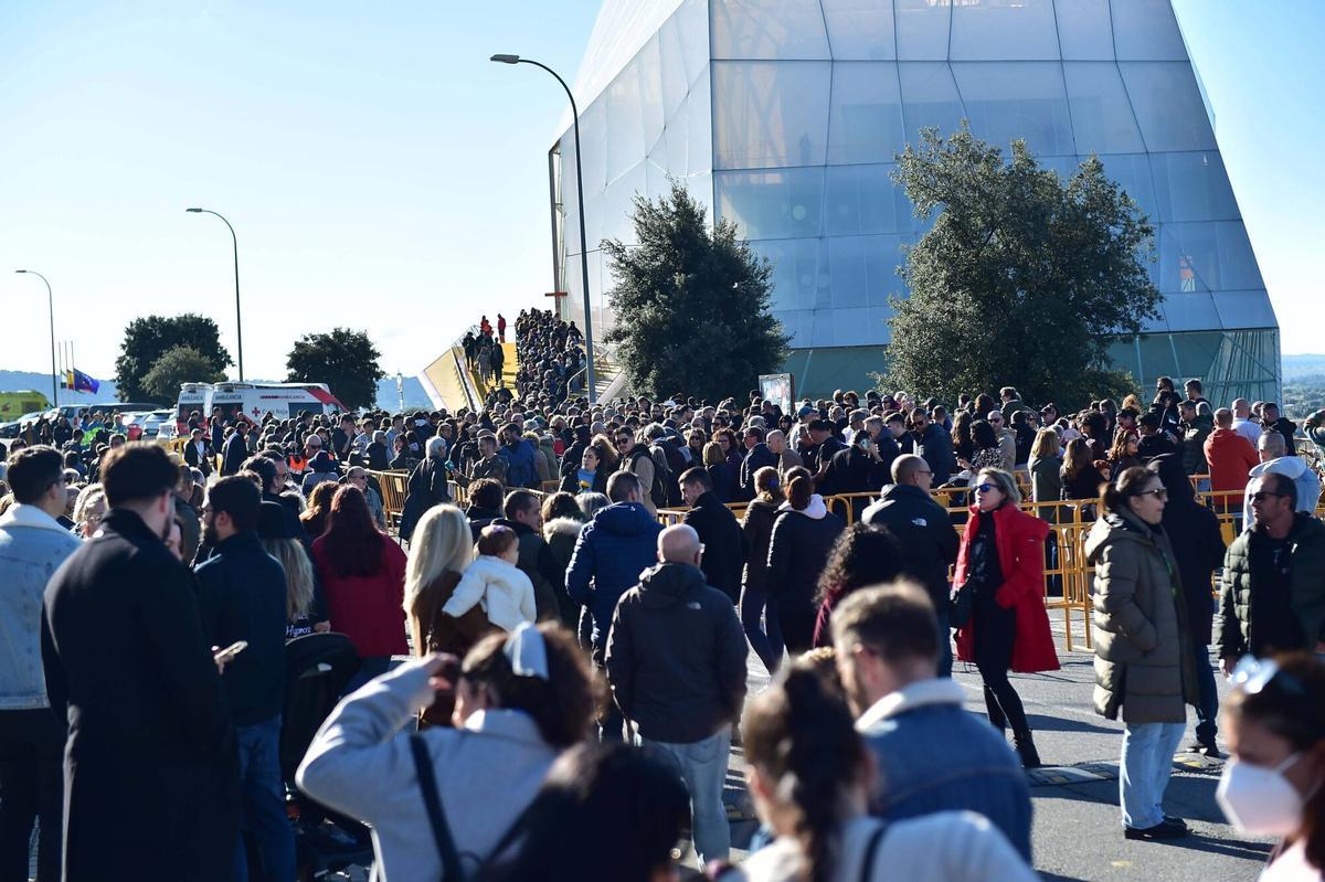 Asistentes al homenaje póstumo a Robe Iniesta, cantante y compositor de Extremoduro, en el Palacio de Congresos de Plasencia, su ciudad natal. Plasencia, 14 de diciembre de 2025. Fotografía de Toni Gudiel.