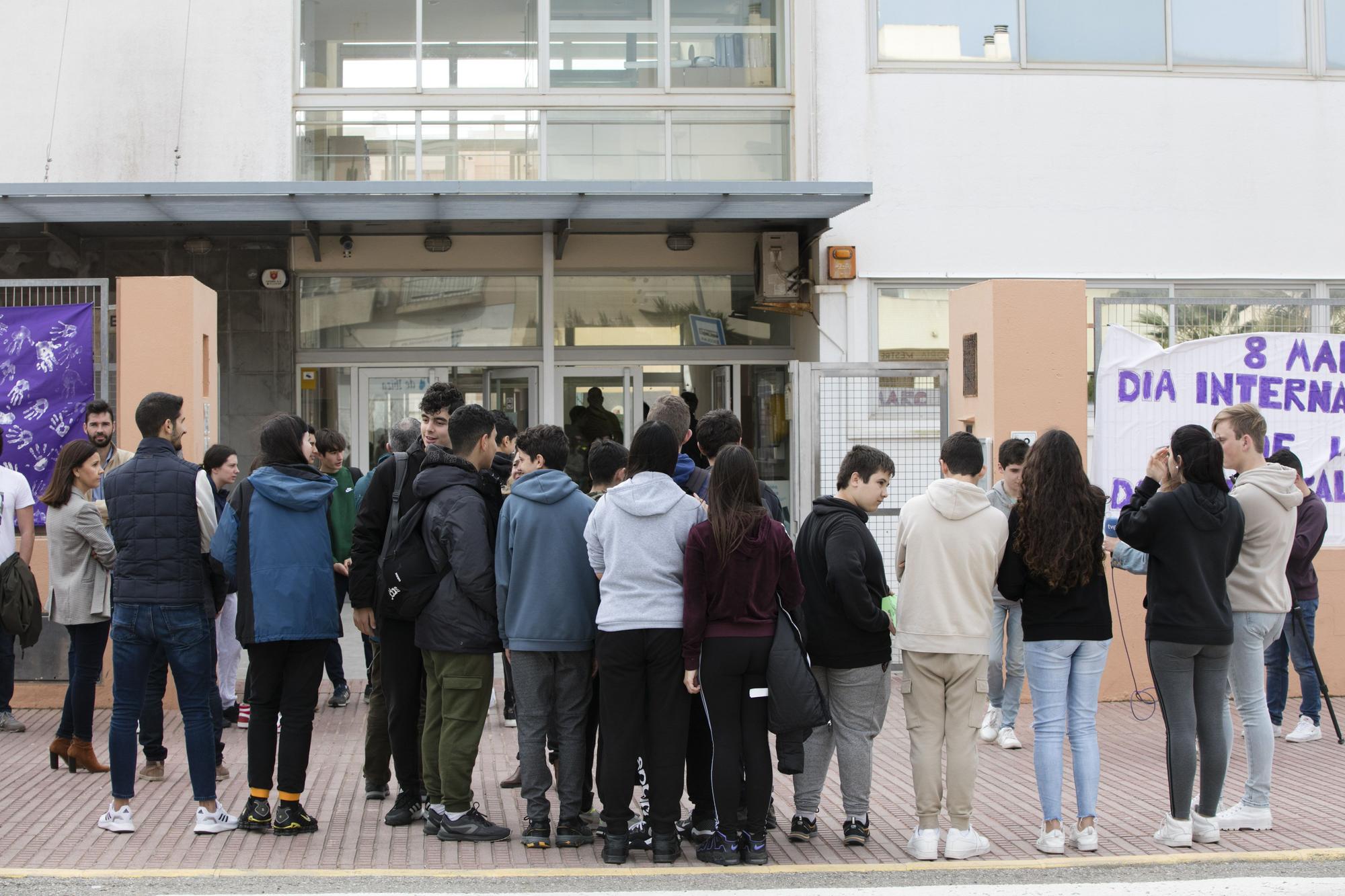 Alumnos y familias del instituto Xarc de Ibiza claman contra Educación por el mal estado del centro