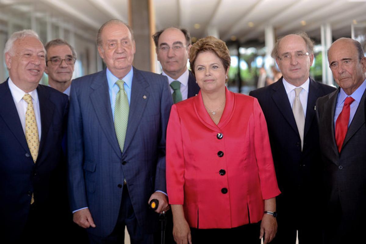 Juan Carlos de Borbón, la jefa de Estado brasileña, Dilma Rousseff, junto al ministro español de Asuntos Exteriores, José Manuel García-Margallo,  los presidentes de Telefónica, César Alierta; Iberdrola, José Ignacio Sánchez Galán; Repsol, Antonio Brufau, y del Banco Santander, Emilio Botín, en el 2012.