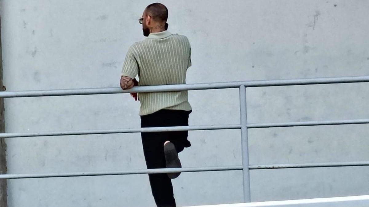 Dani Alves, de espaldas, a las puertas de las oficinas del CD Tenerfe en el Heliodoro Rodríguez López.