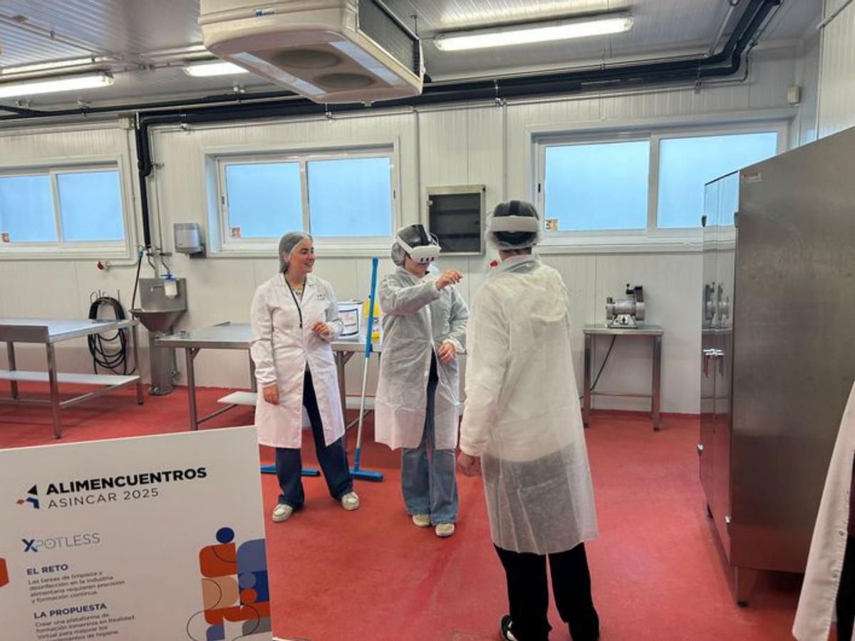 Alumnos del IES de Noreña, en una actividad de realidad virtual. A la derecha, Bruno de Lucas, durante una demostración de revalorización de productos, en las instalaciones de Asincar.