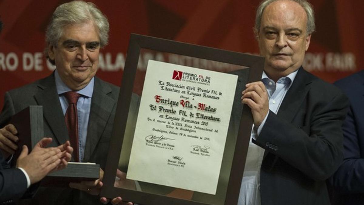 Enrique Vila-Matas recibe el Premio FIL de Literatura.