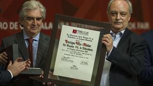 Enrique Vila-Matas recoge el Premio FIL de Literatura. 