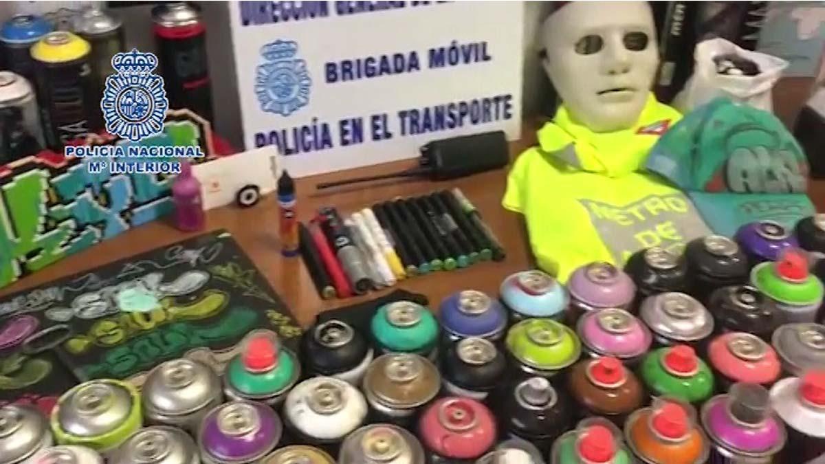 La Policía detiene a 18 grafiteros por asaltar y pintar vagones de Metro y Renfe en Madrid.