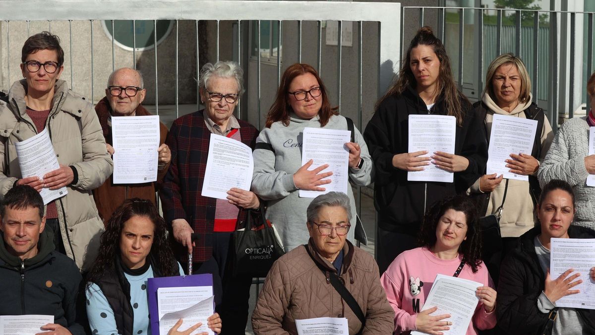 Padres y madres se manifiestan por falta de plazas en el comedor del colegio de Galán, en Arteixo.