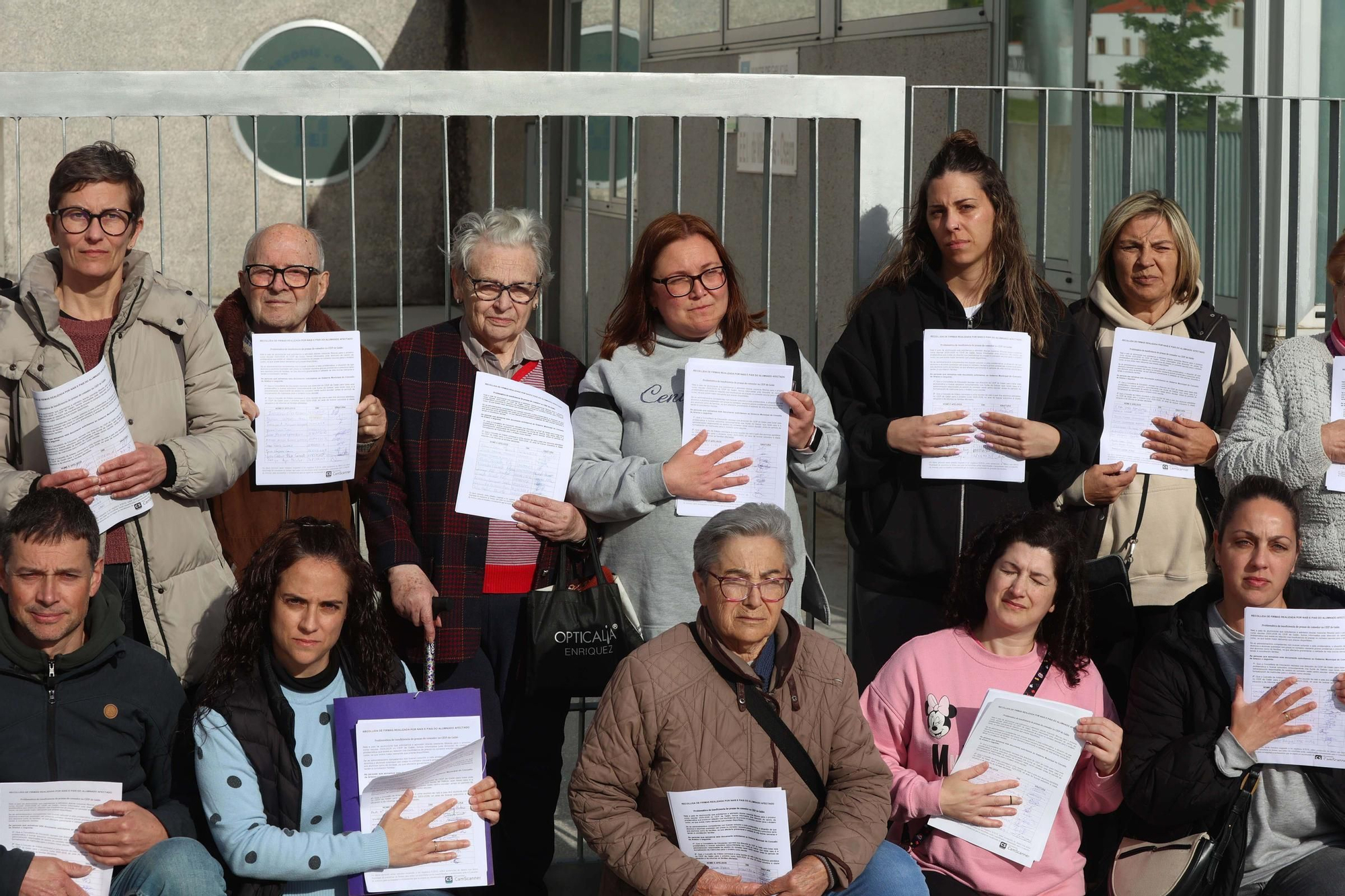 Padres y madres se manifiestan por la insuficiencia de plazas en el comedor del colegio de Galán, en Arteixo