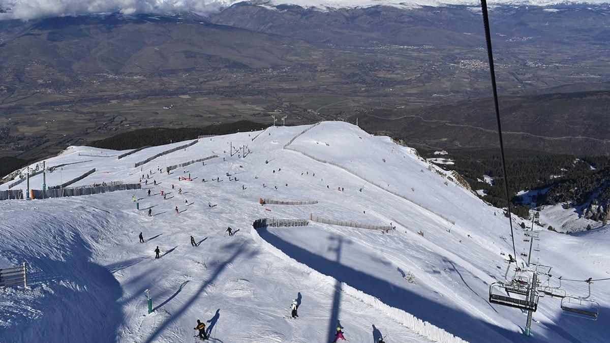 Diversos esquiadors baixen per una de les pistes de la Masella en el pont de la Puríssima