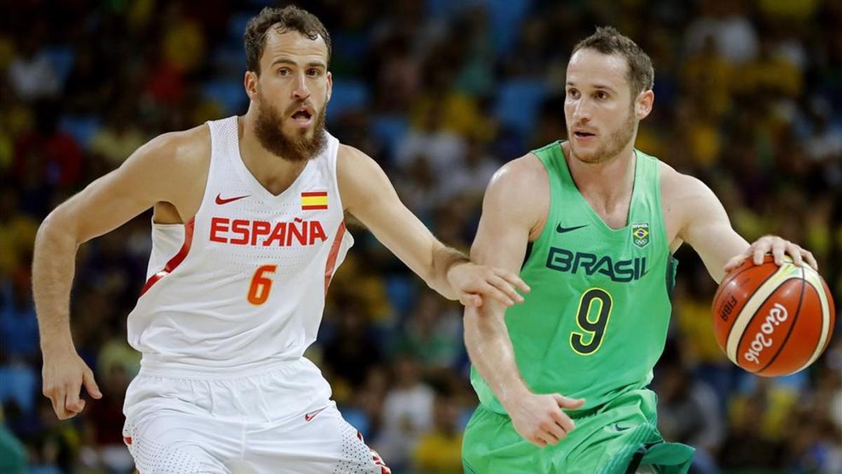 Marcelinho Huertas ante Sergio Rodríguez durante un partido Brasil-España