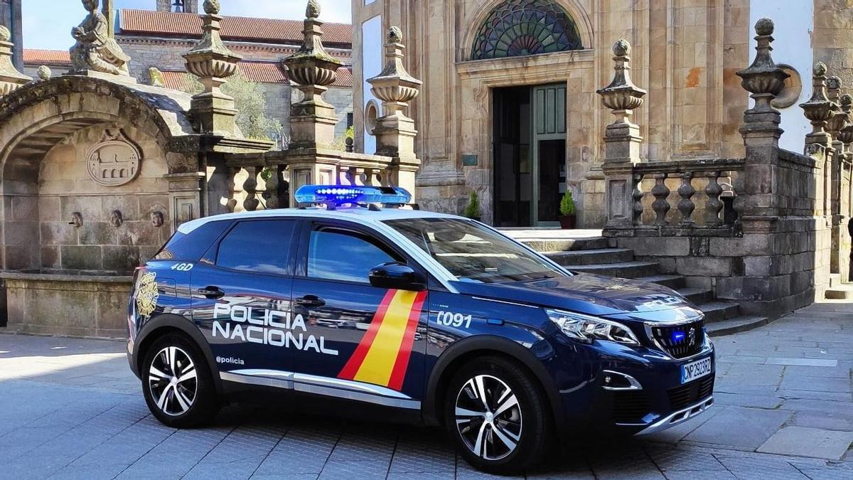 Un coche policial en el centro de la ciudad