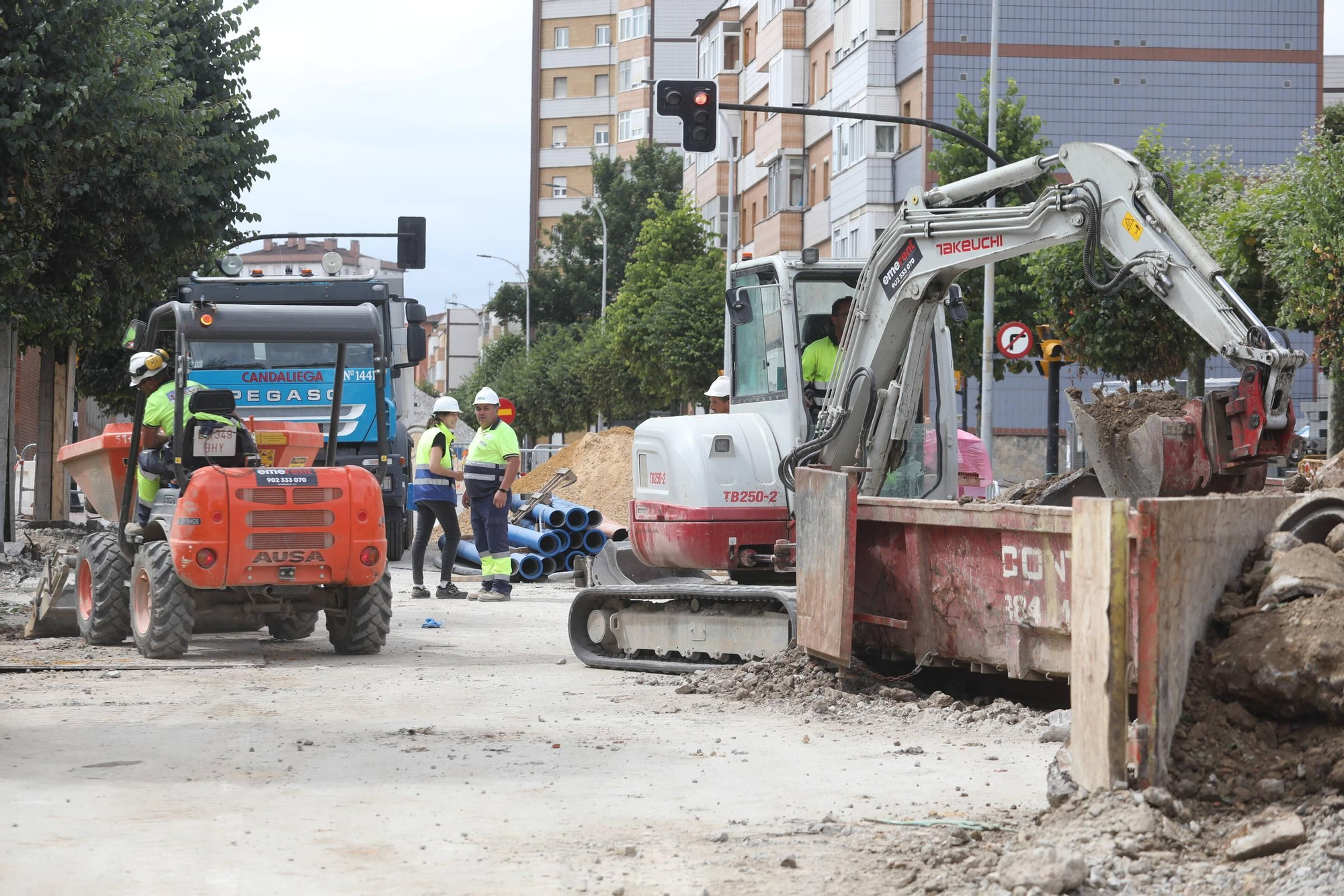 Así fue la visita de la Alcaldesa de Gijón a las obras de la EMA en Pumarín (en imágenes)
