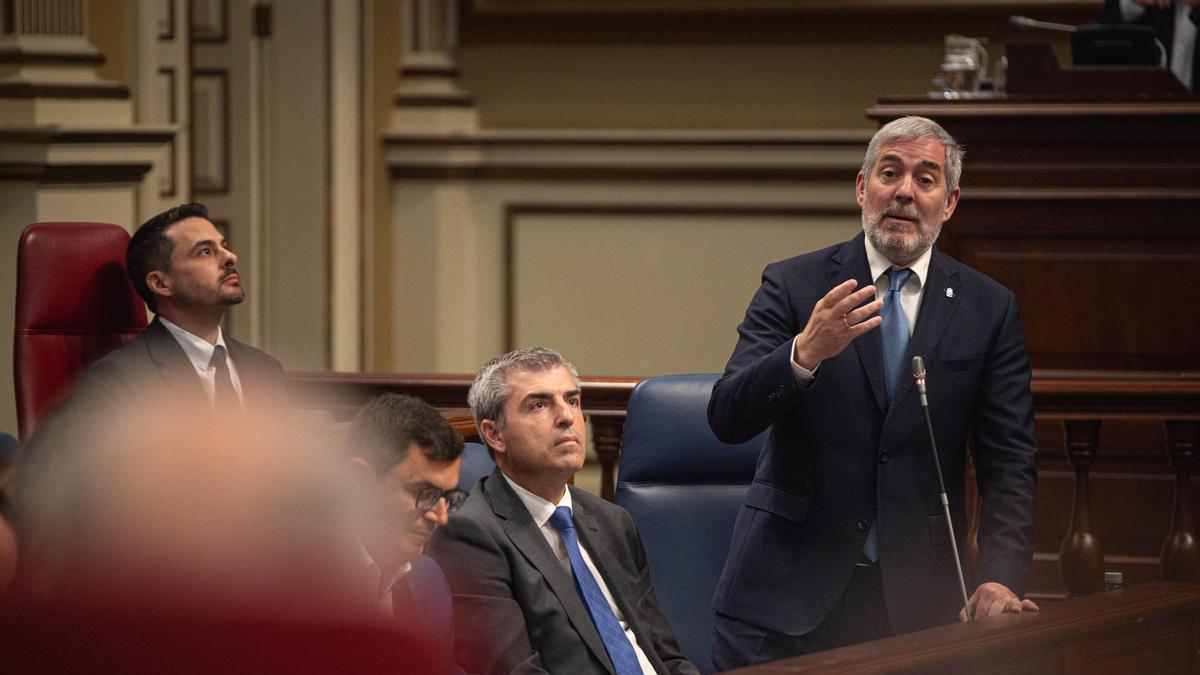 El presidente Fernando Clavijo interviene desde su escaño en el Parlamento