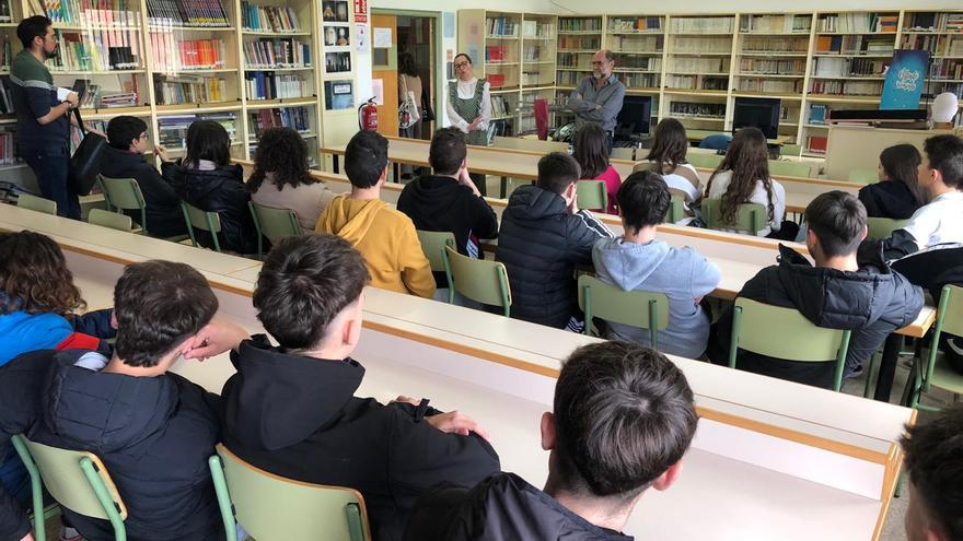 Alumnos de Toro mantienen un encuentro con el escritor Fernando Lalana