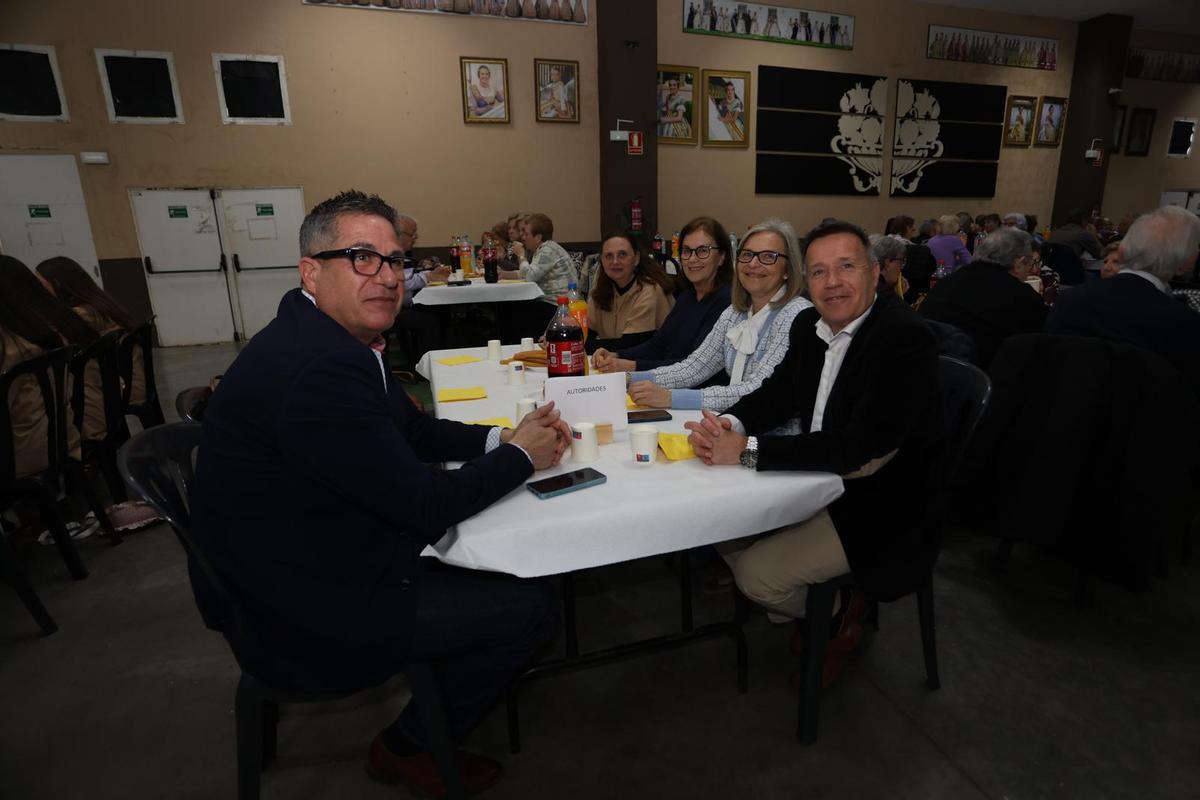 Fotogalería I Burriana celebra berenar i ball a la Llar Fallera per a la gent gran Fotogalería I Burriana celebra berenar i ball a la Llar Fallera per a la gent gran