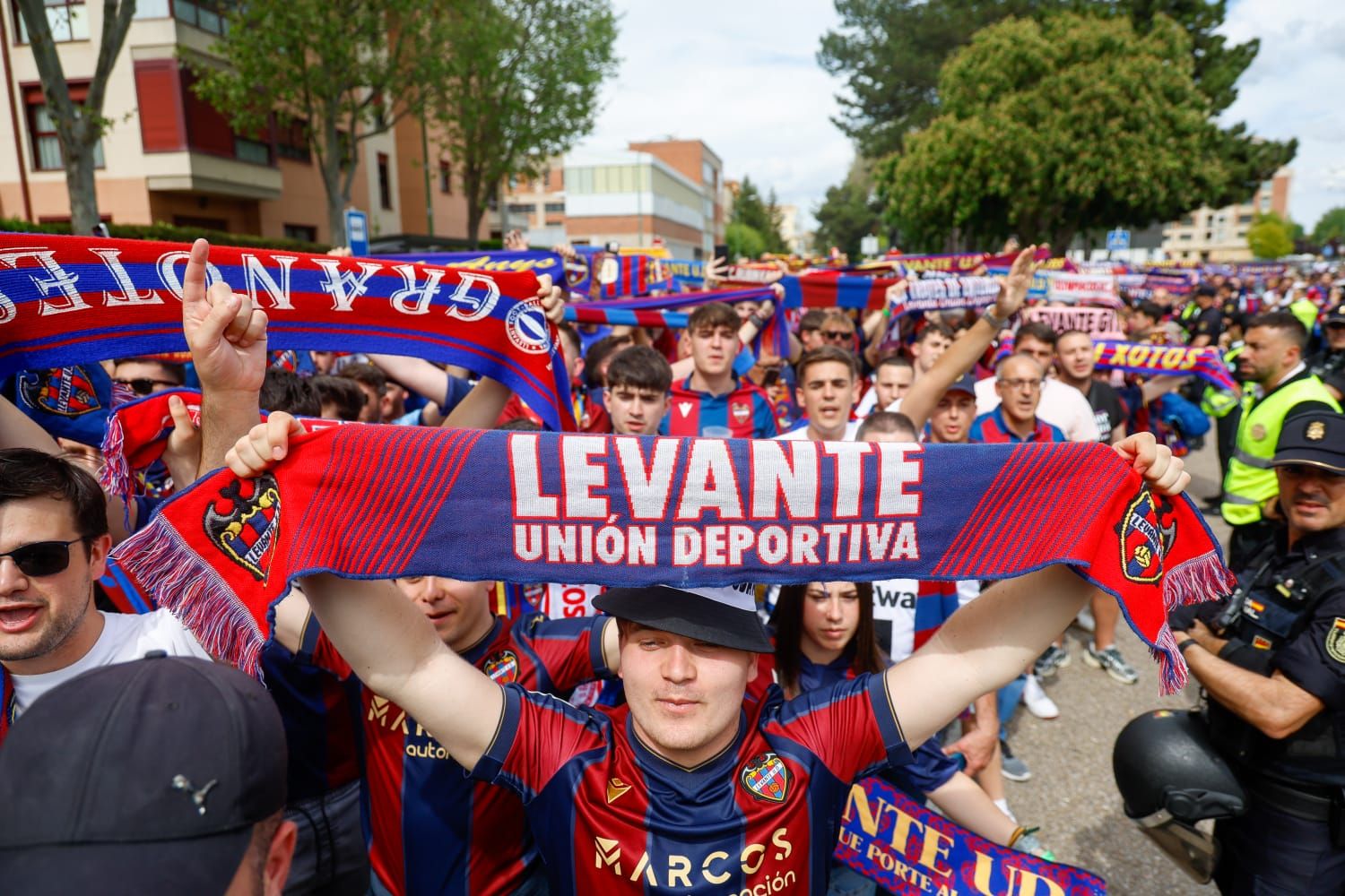 Explosión granota en la llegada del Levante UD a El Plantío