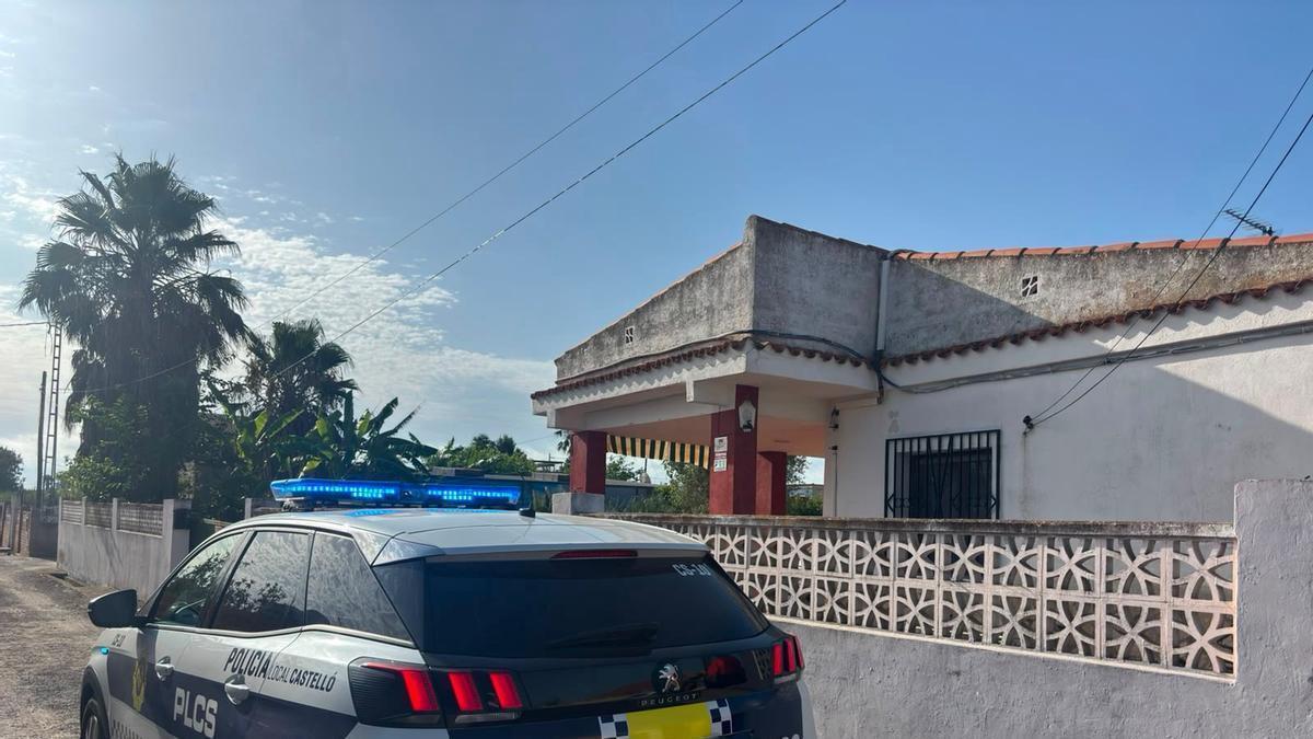 Un vehículo de la Policía Local de Castelló en la puerta del inmueble, este viernes.