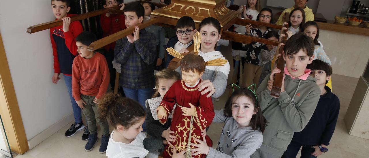 Ensayo de la Cofradía del Niño del Remedio para su procesión de Semana Santa