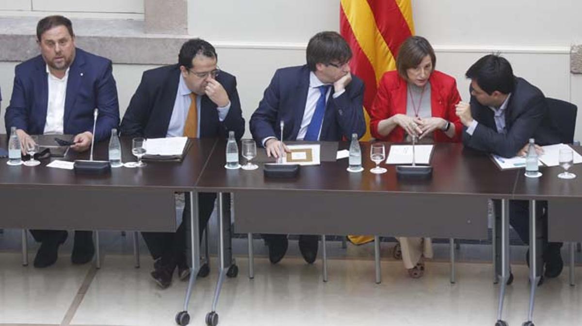 Davant la impossibilitat de negociar una consulta de forma consensuada amb el Govern de Rajoy.