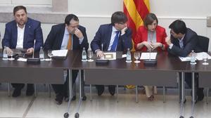 Davant la impossibilitat de negociar una consulta de forma consensuada amb el Govern de Rajoy.