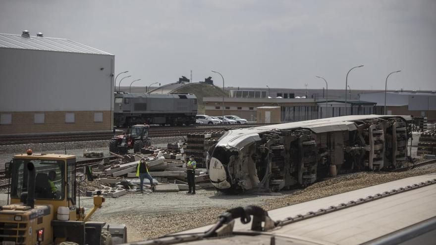 Trabajadores comprueban el estado de la vía y la locomotora. | E. Fraiel